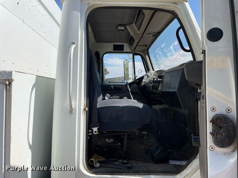 image for item LV9858 1999 International 4700  chipper truck