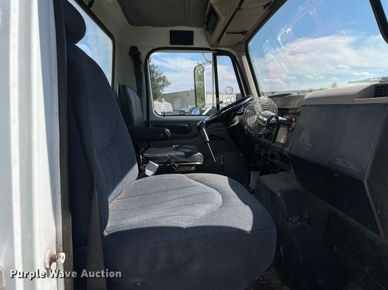 image for item LV9858 1999 International 4700  chipper truck