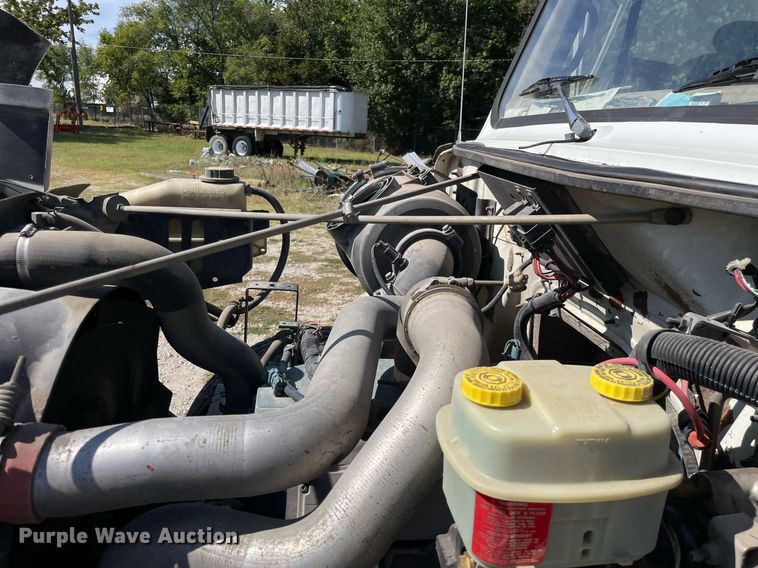 image for item LV9858 1999 International 4700  chipper truck