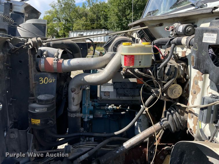 image for item LV9858 1999 International 4700  chipper truck