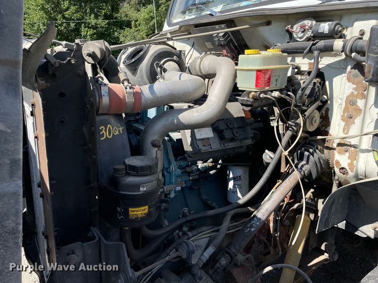 image for item LV9858 1999 International 4700  chipper truck