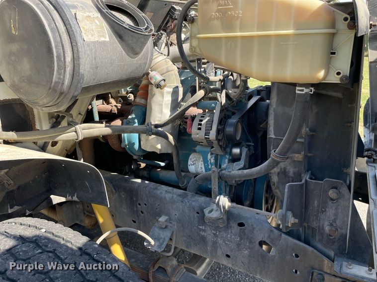 image for item LV9858 1999 International 4700  chipper truck