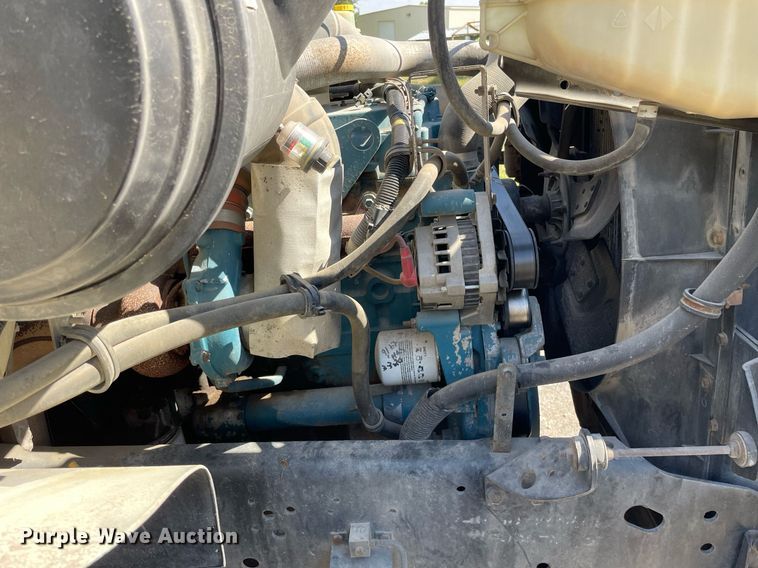 image for item LV9858 1999 International 4700  chipper truck