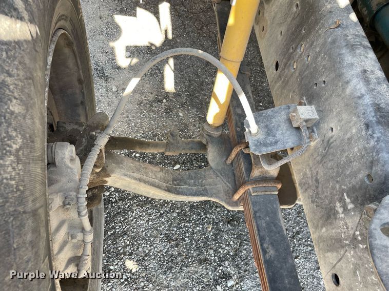 image for item LV9858 1999 International 4700  chipper truck