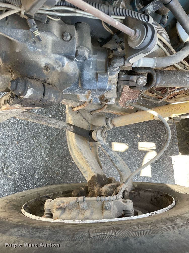 image for item LV9858 1999 International 4700  chipper truck