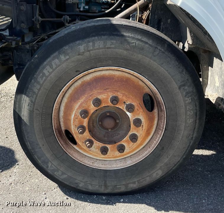 image for item LV9858 1999 International 4700  chipper truck