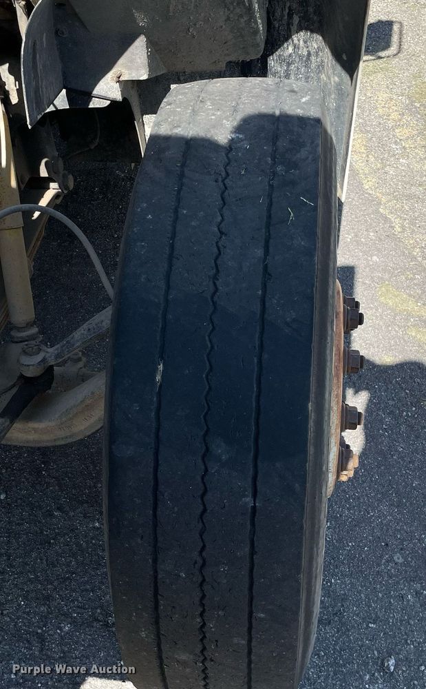 image for item LV9858 1999 International 4700  chipper truck