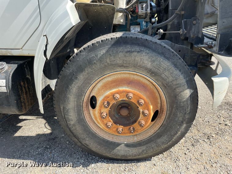 image for item LV9858 1999 International 4700  chipper truck