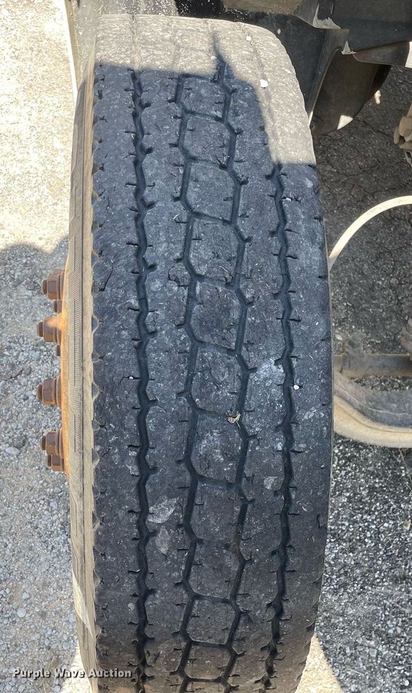 image for item LV9858 1999 International 4700  chipper truck