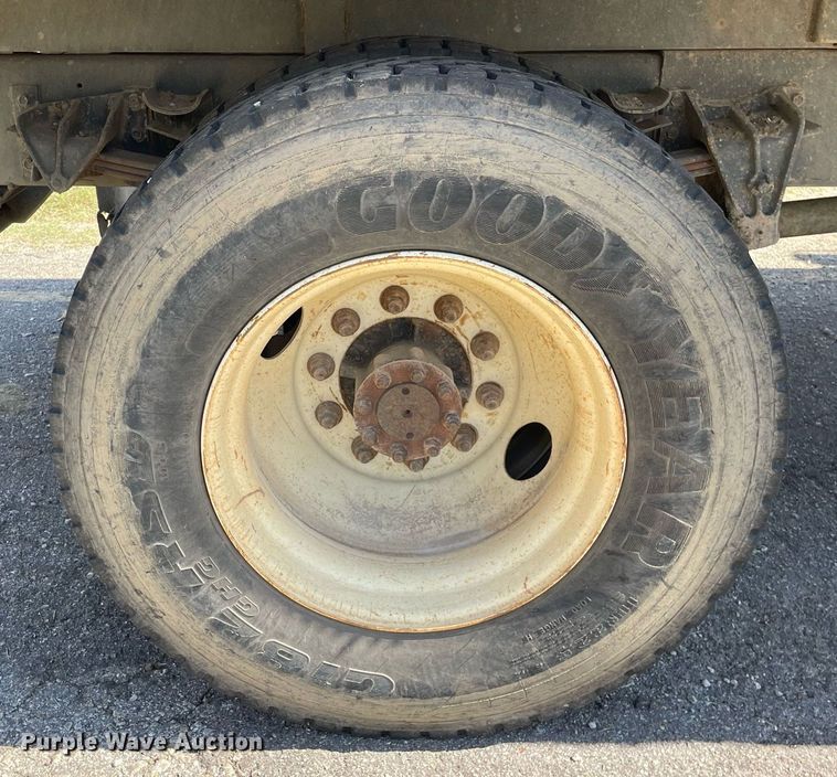 image for item LV9858 1999 International 4700  chipper truck