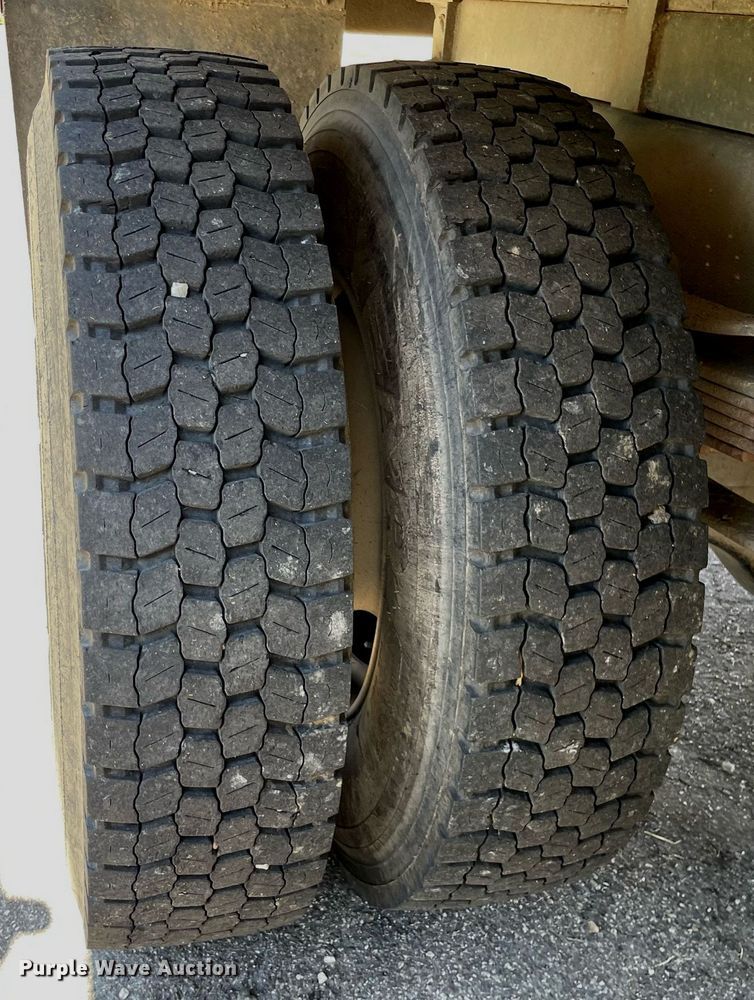 image for item LV9858 1999 International 4700  chipper truck