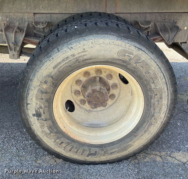 image for item LV9858 1999 International 4700  chipper truck