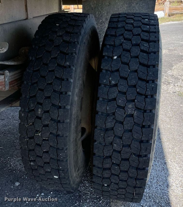 image for item LV9858 1999 International 4700  chipper truck