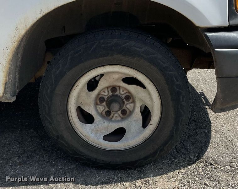 image for item LV9860 2002 Ford F150 XL  SuperCab pickup truck