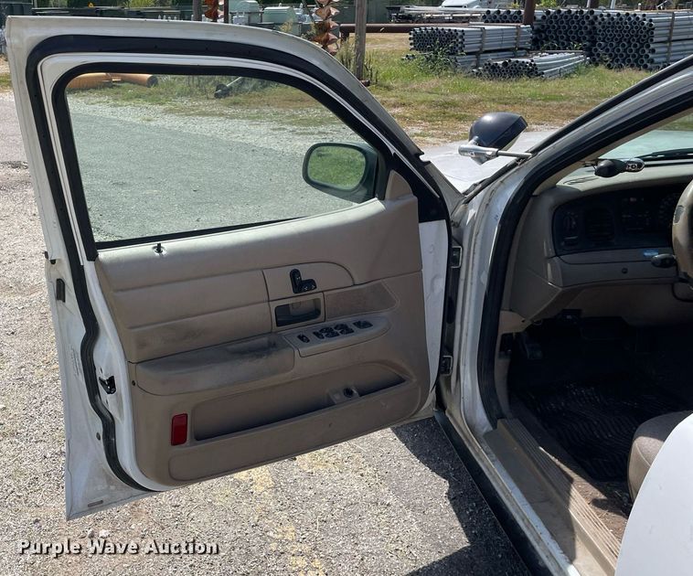 image for item LV9861 2004 Ford Crown Victoria  Police Interceptor