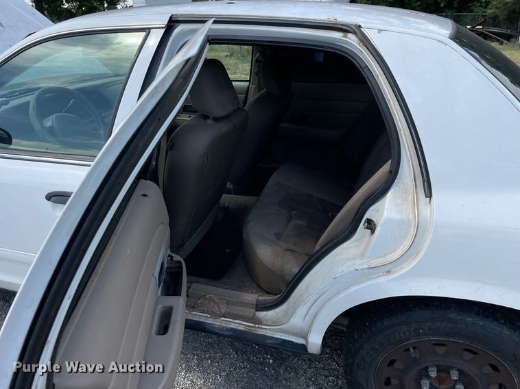 image for item LV9861 2004 Ford Crown Victoria  Police Interceptor