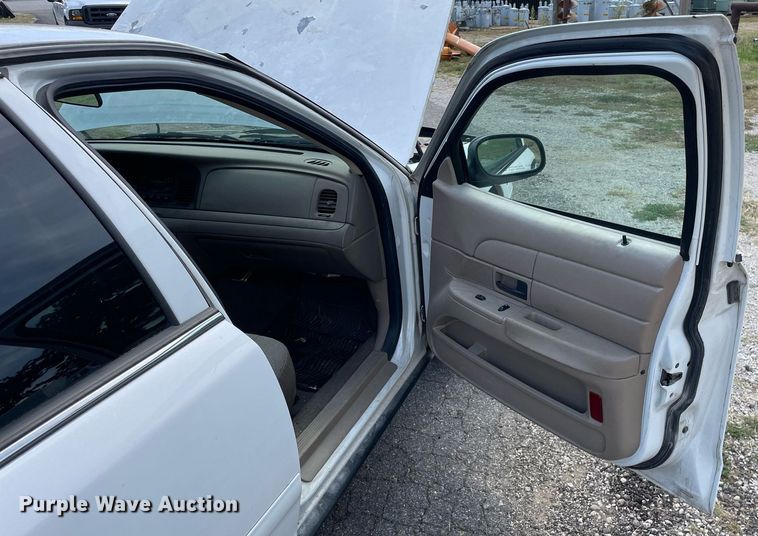 image for item LV9861 2004 Ford Crown Victoria  Police Interceptor