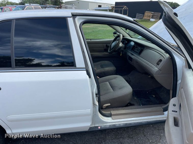 image for item LV9861 2004 Ford Crown Victoria  Police Interceptor