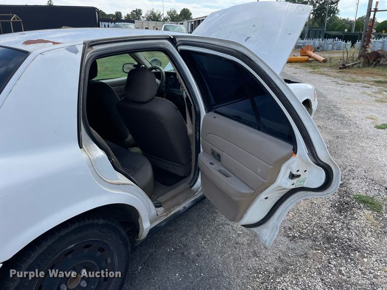 image for item LV9861 2004 Ford Crown Victoria  Police Interceptor