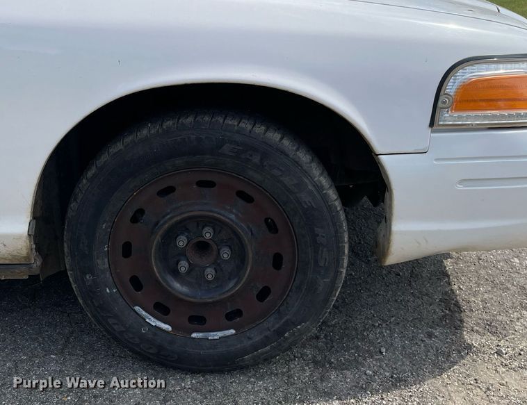 image for item LV9861 2004 Ford Crown Victoria  Police Interceptor