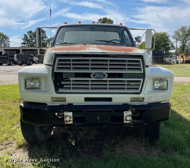 image for item LV9865 1991 Ford F700  tank truck