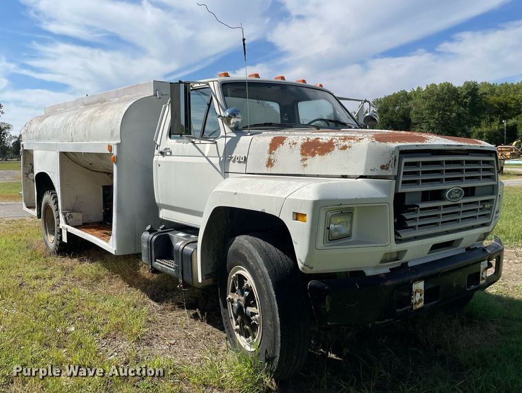 image for item LV9865 1991 Ford F700  tank truck