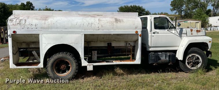 image for item LV9865 1991 Ford F700  tank truck