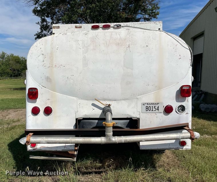image for item LV9865 1991 Ford F700  tank truck