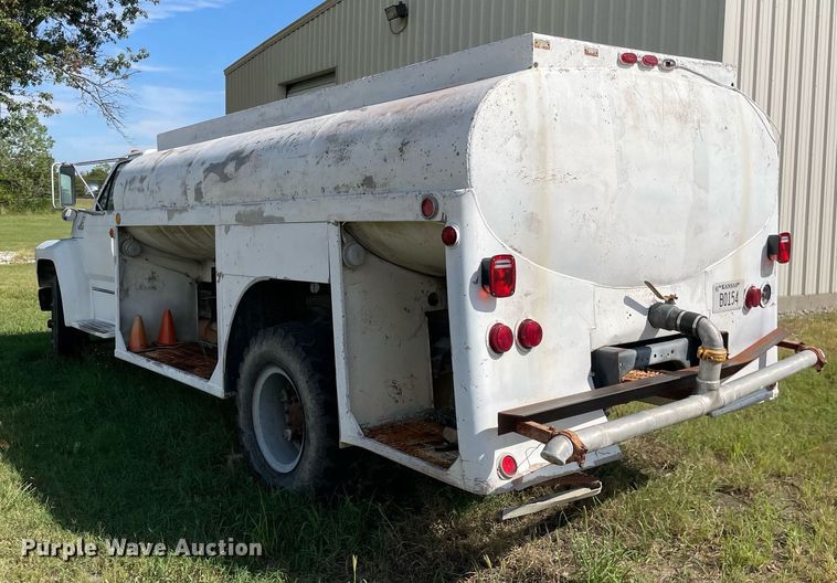 image for item LV9865 1991 Ford F700  tank truck