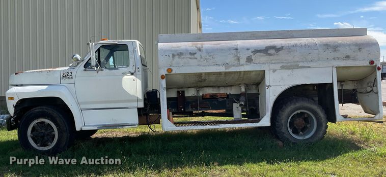 image for item LV9865 1991 Ford F700  tank truck