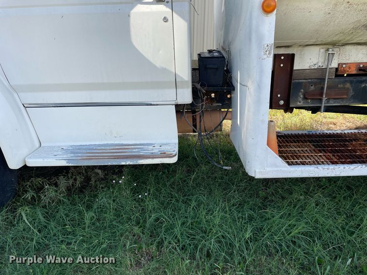 image for item LV9865 1991 Ford F700  tank truck