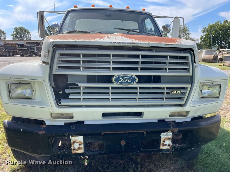 image for item LV9865 1991 Ford F700  tank truck