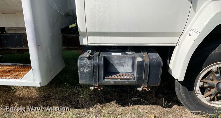 image for item LV9865 1991 Ford F700  tank truck