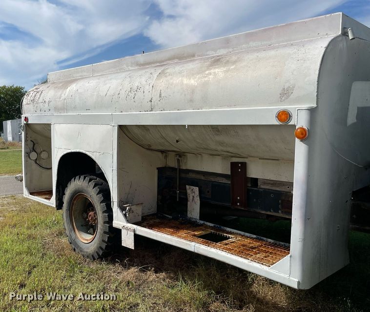 image for item LV9865 1991 Ford F700  tank truck