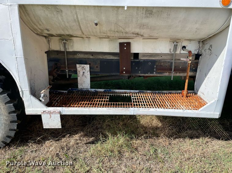 image for item LV9865 1991 Ford F700  tank truck