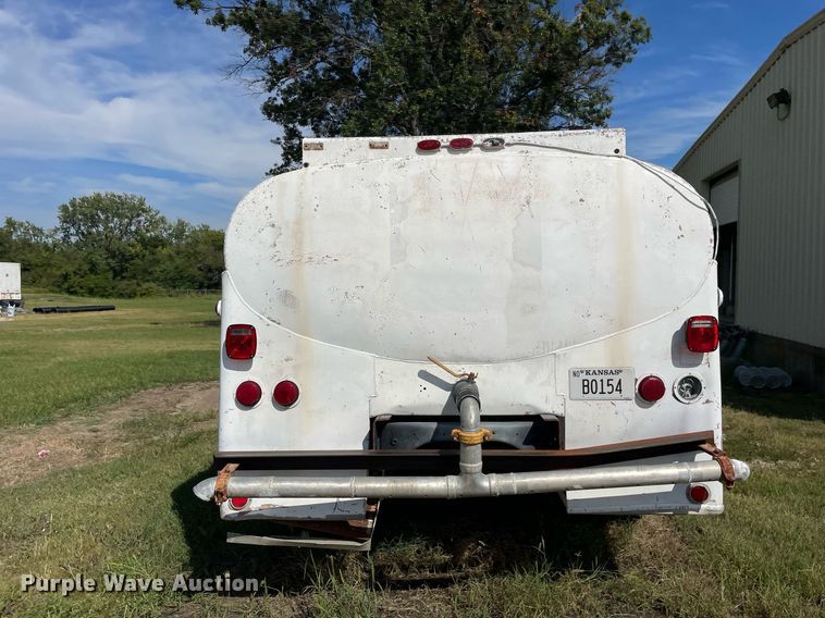 image for item LV9865 1991 Ford F700  tank truck