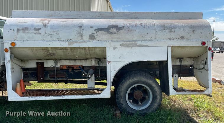 image for item LV9865 1991 Ford F700  tank truck