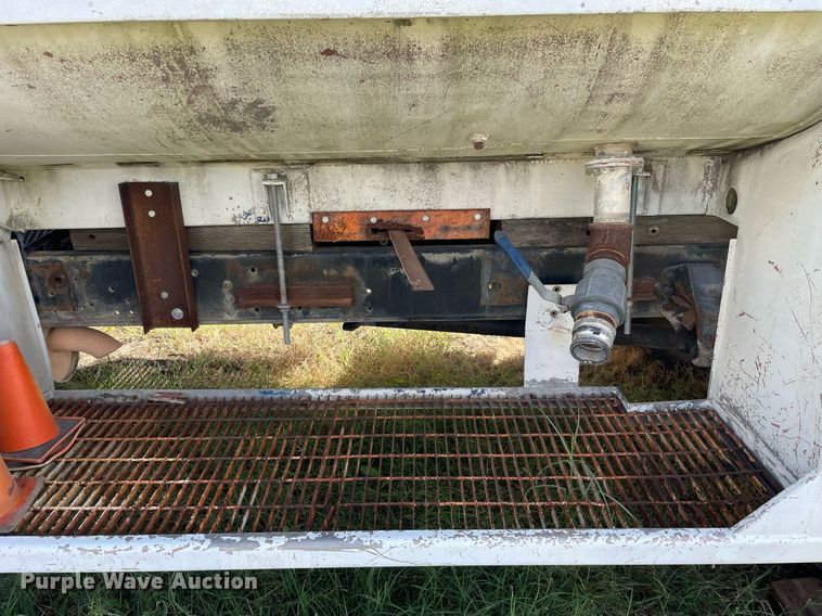 image for item LV9865 1991 Ford F700  tank truck