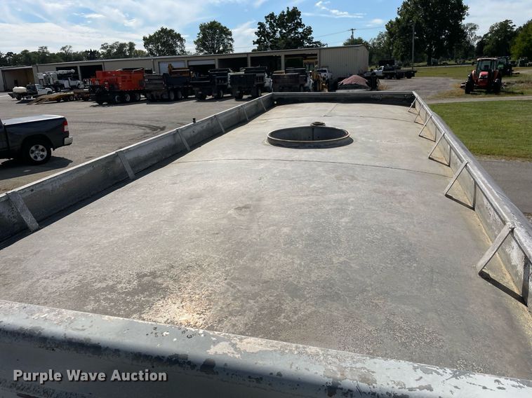 image for item LV9865 1991 Ford F700  tank truck