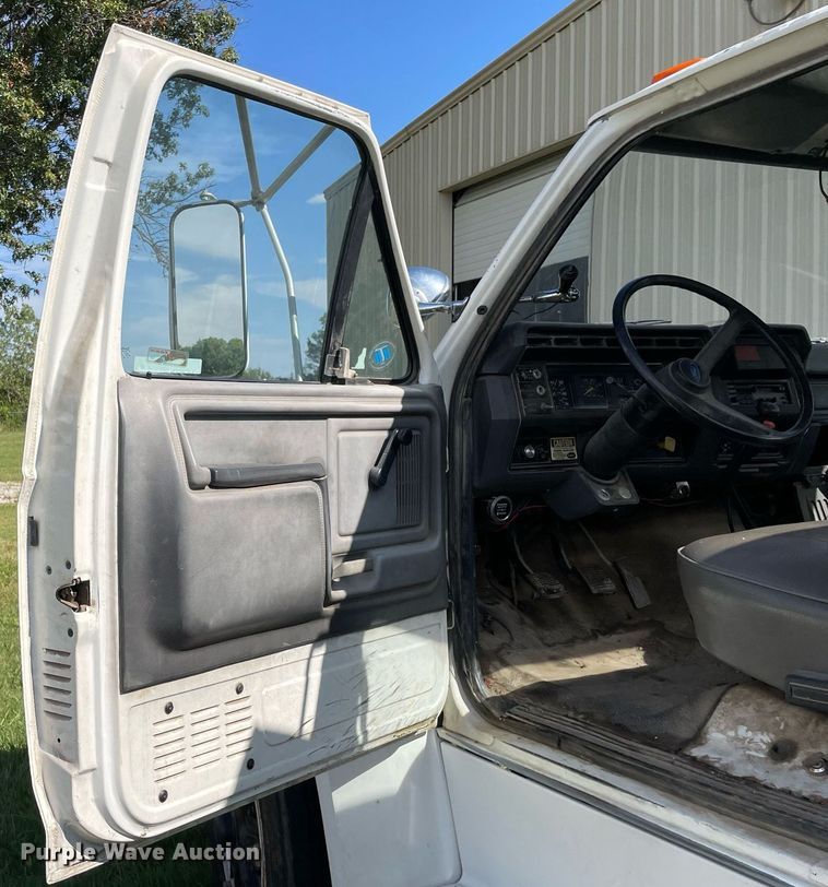 image for item LV9865 1991 Ford F700  tank truck
