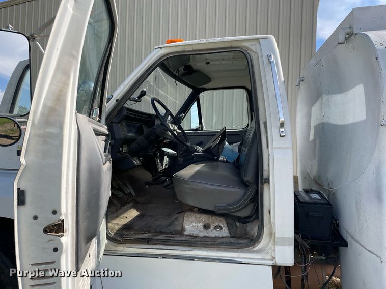 image for item LV9865 1991 Ford F700  tank truck