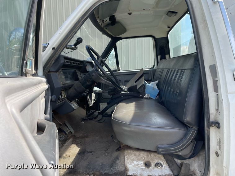 image for item LV9865 1991 Ford F700  tank truck