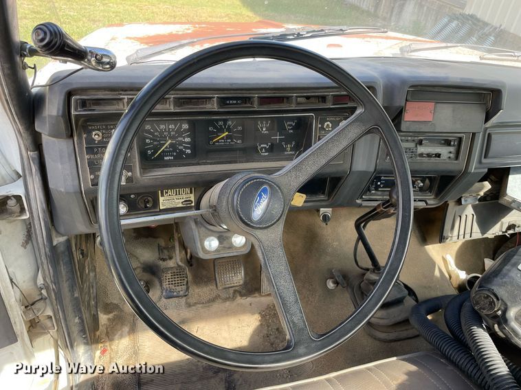 image for item LV9865 1991 Ford F700  tank truck