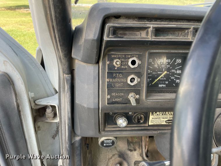 image for item LV9865 1991 Ford F700  tank truck