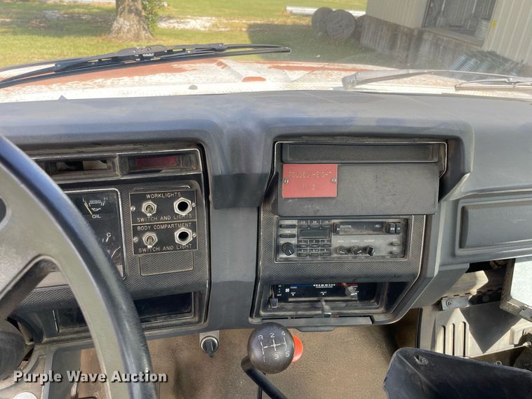 image for item LV9865 1991 Ford F700  tank truck