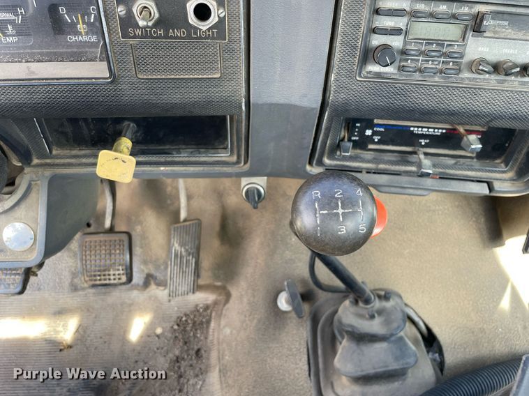 image for item LV9865 1991 Ford F700  tank truck