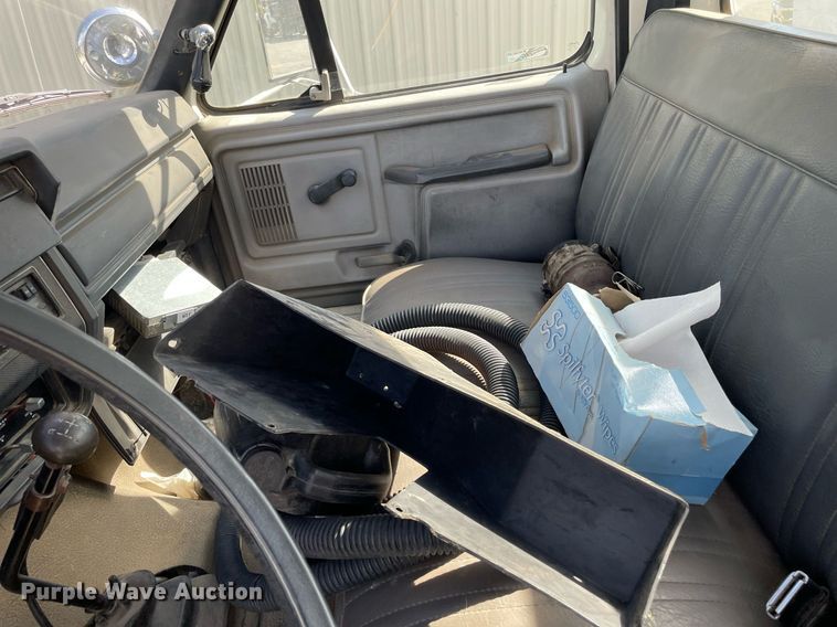 image for item LV9865 1991 Ford F700  tank truck