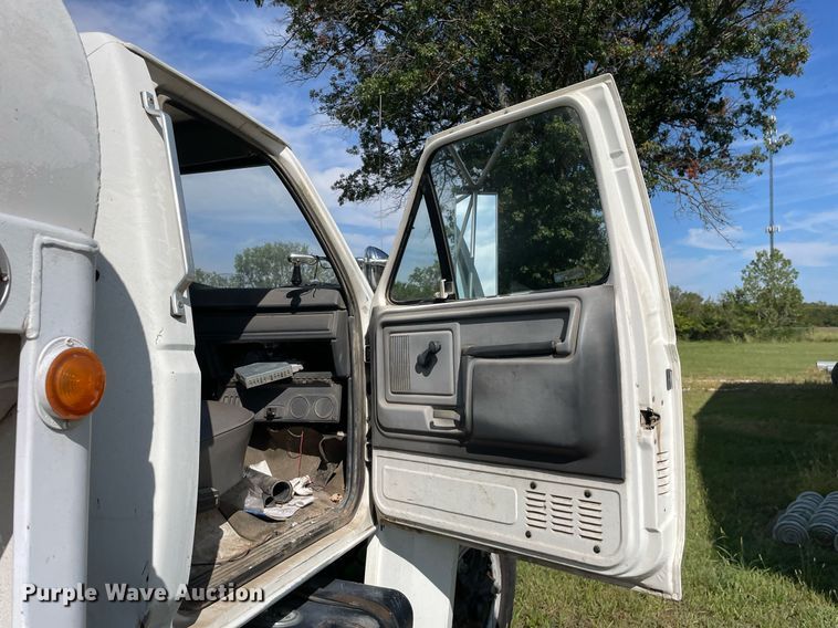 image for item LV9865 1991 Ford F700  tank truck