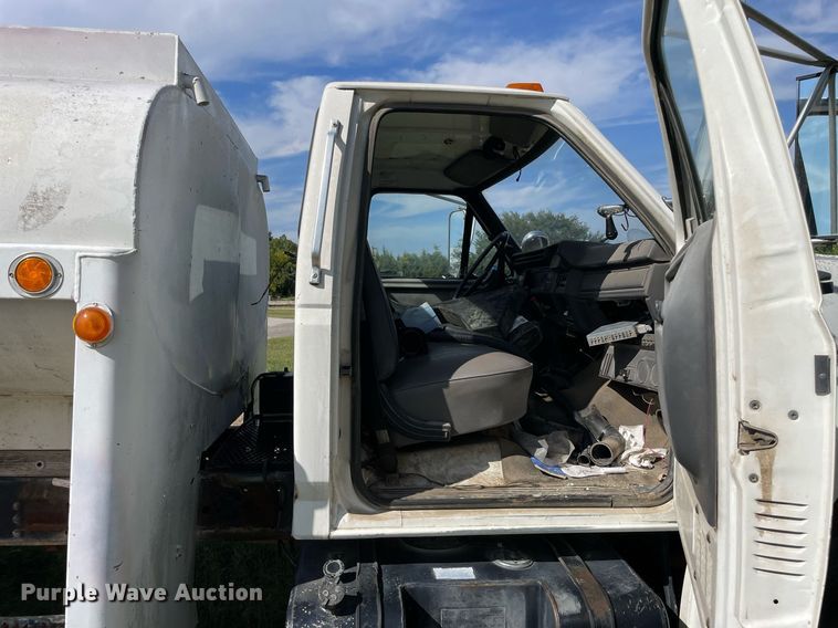image for item LV9865 1991 Ford F700  tank truck