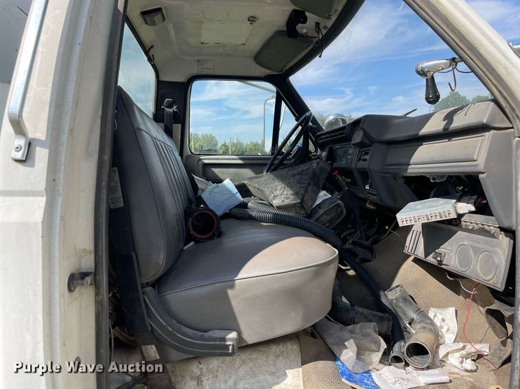 image for item LV9865 1991 Ford F700  tank truck